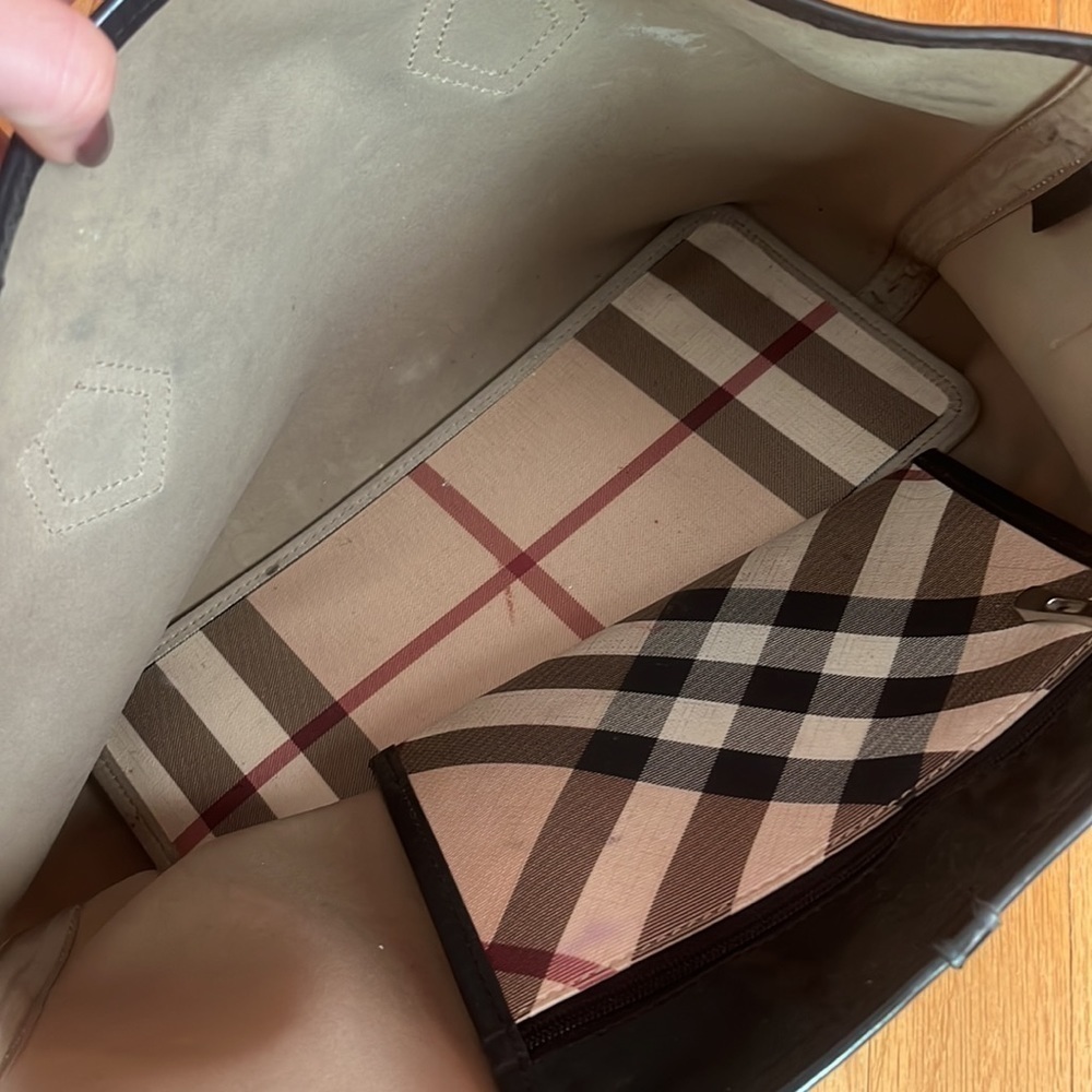 Burberry Tote​​ - Picture 7 of 7